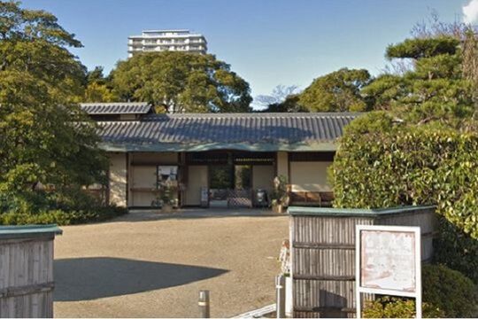 白鳥庭園正門