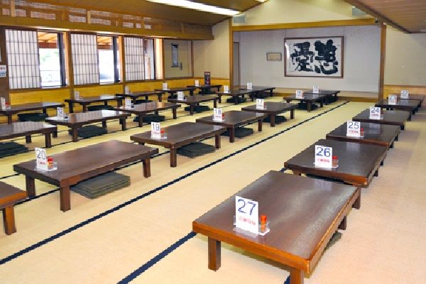 1階広間「萌（もえぎ）」